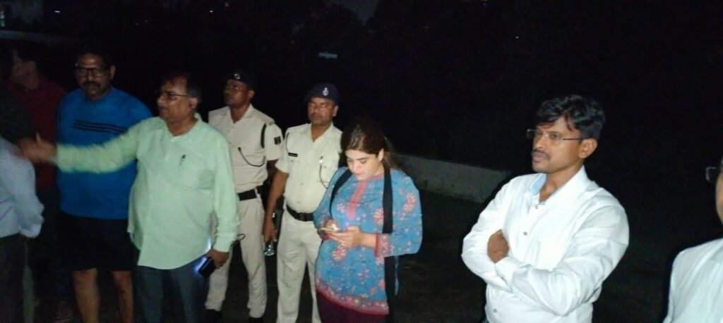 img 20240824 wa00027303429023949401512 पंतनगर मोहल्ले को डूबने से बचाने देर रात को निकले डीएम एवं नगर आयुक्त
